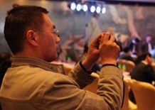 与会人员认真记录演讲