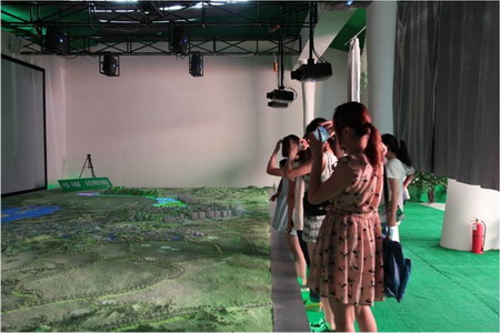 观众们纷纷录制展台视频