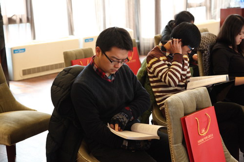 现场媒体记者认真阅读报告