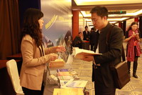 展台接受业务咨询