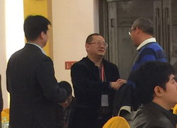 林峰院长与同行专家交谈