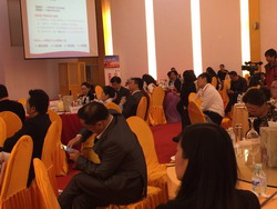 现场嘉宾认真听取演讲